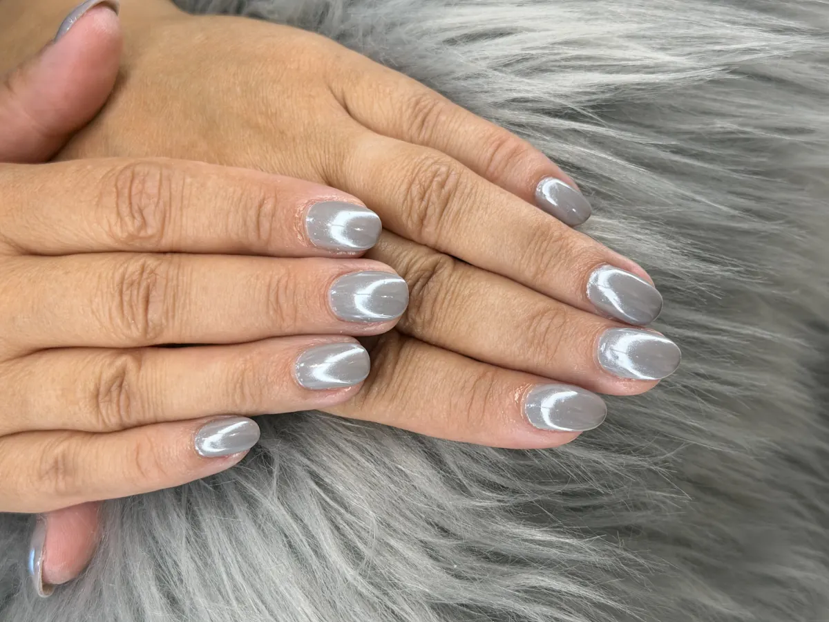 Silver chrome manicure by BeU