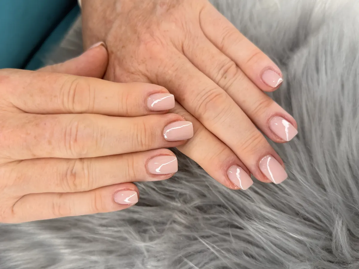 Soft pink gel manicure by BeU