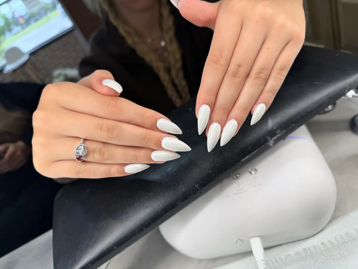 White sculpted extensions by BeU